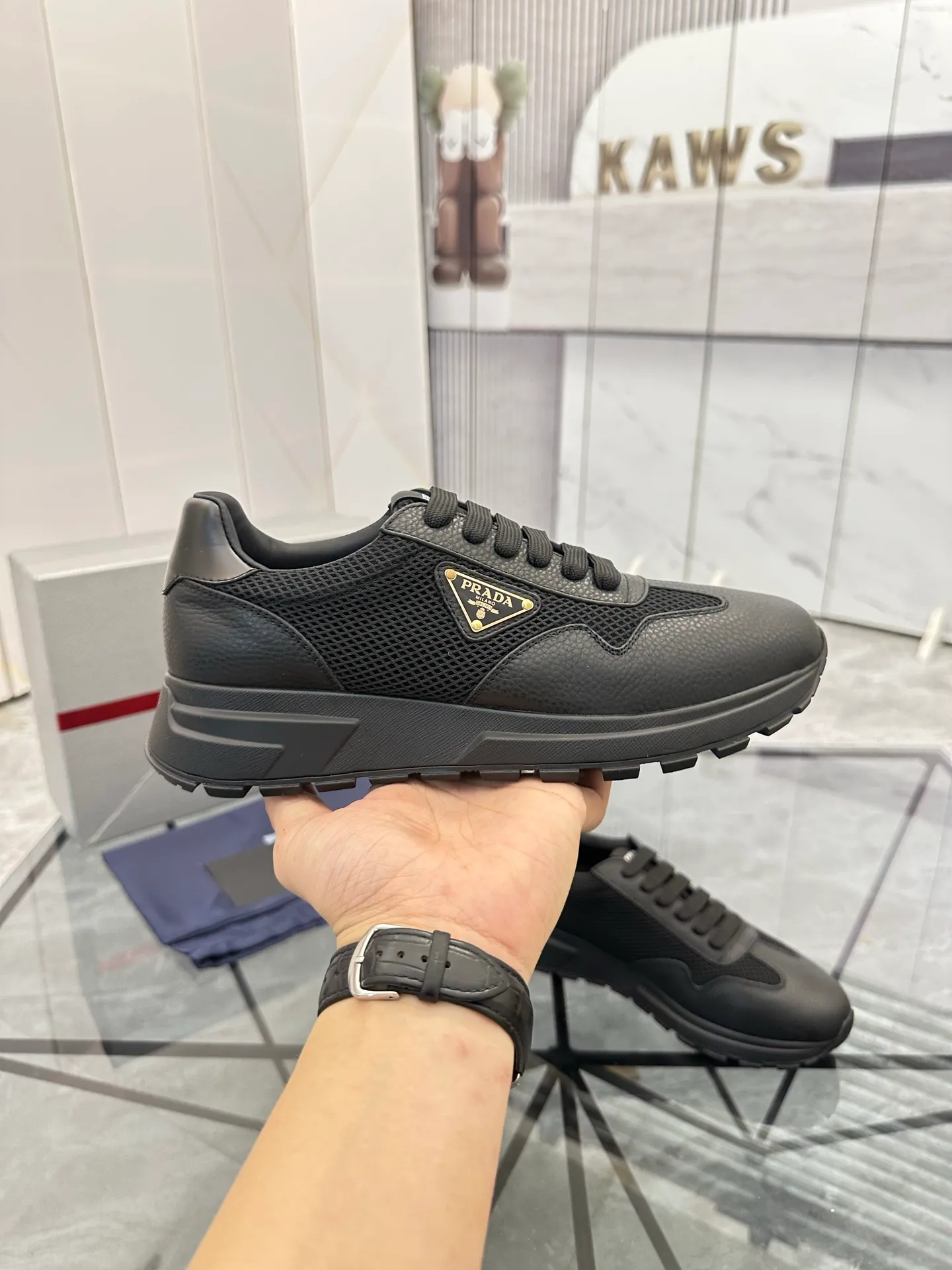 Men's shoes: 💰P600¥ High-end top quality Product trademark: Prada *"Prada*" low-top casual shoes Regular size: 38-45 (can be customized to 46) Product materials: imported first-layer cowhide stitching original material on the upper, water-dyed cowhide lining, cowhide foot pads, original outsole. No.: 001